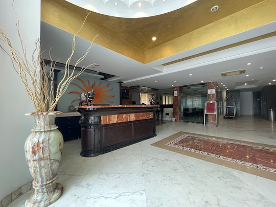 //imgak.mmtcdn.com/pwa_v3/pwa_hotel_assets/default.jpg