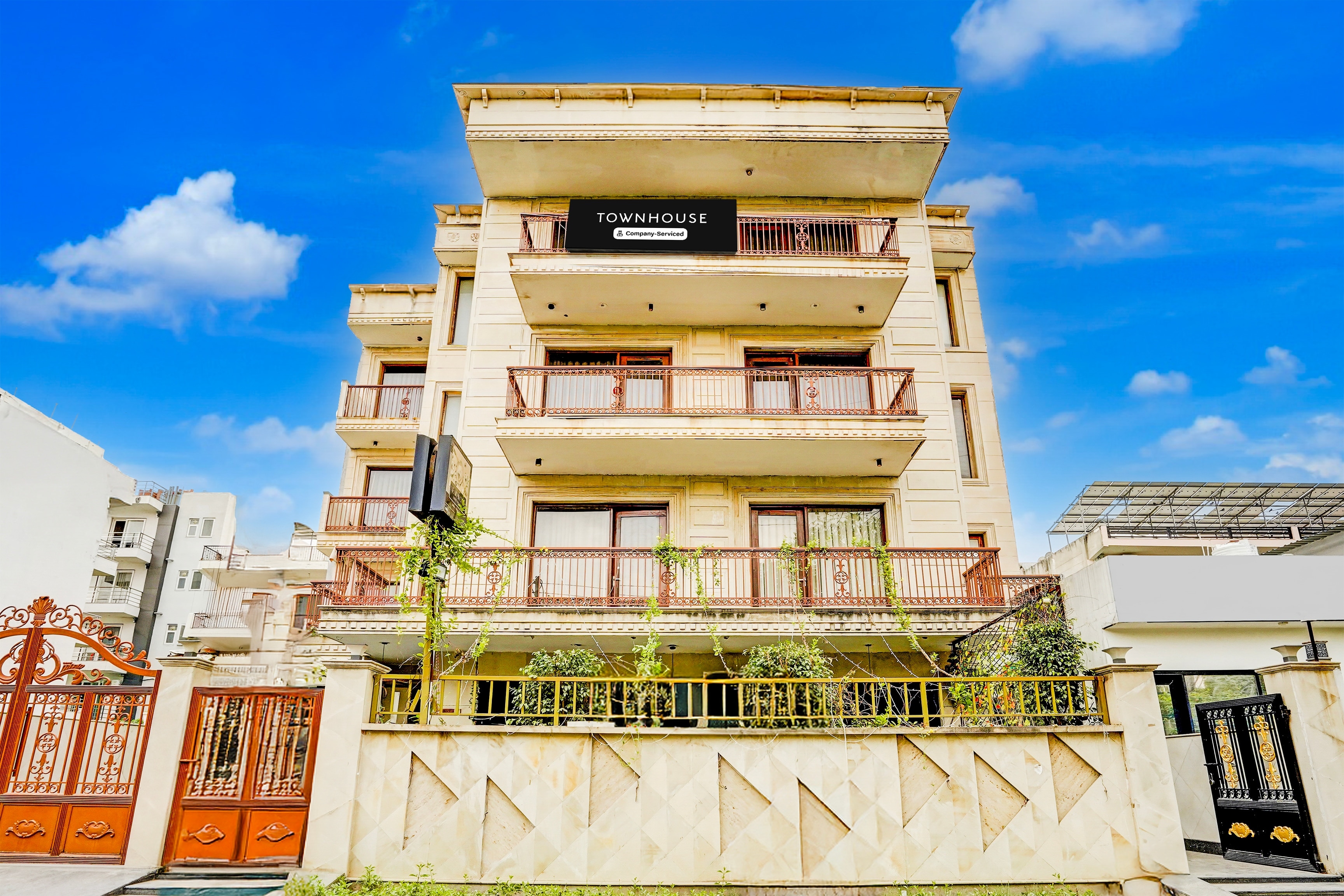 Super Townhouse Sector 47 Near Medanta - Tap to explore photos