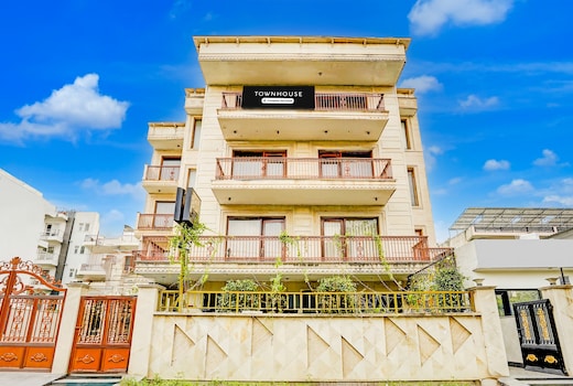Super Townhouse Sector 47 Near Medanta