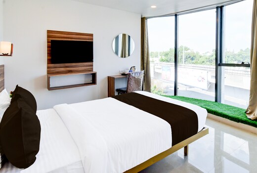 Super Hotel SRH luxury Rooms Near Rail Nilayam, NCL.