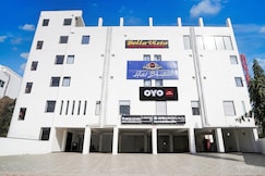 Super OYO 833835 Hotel Blue Stone, Prayagraj