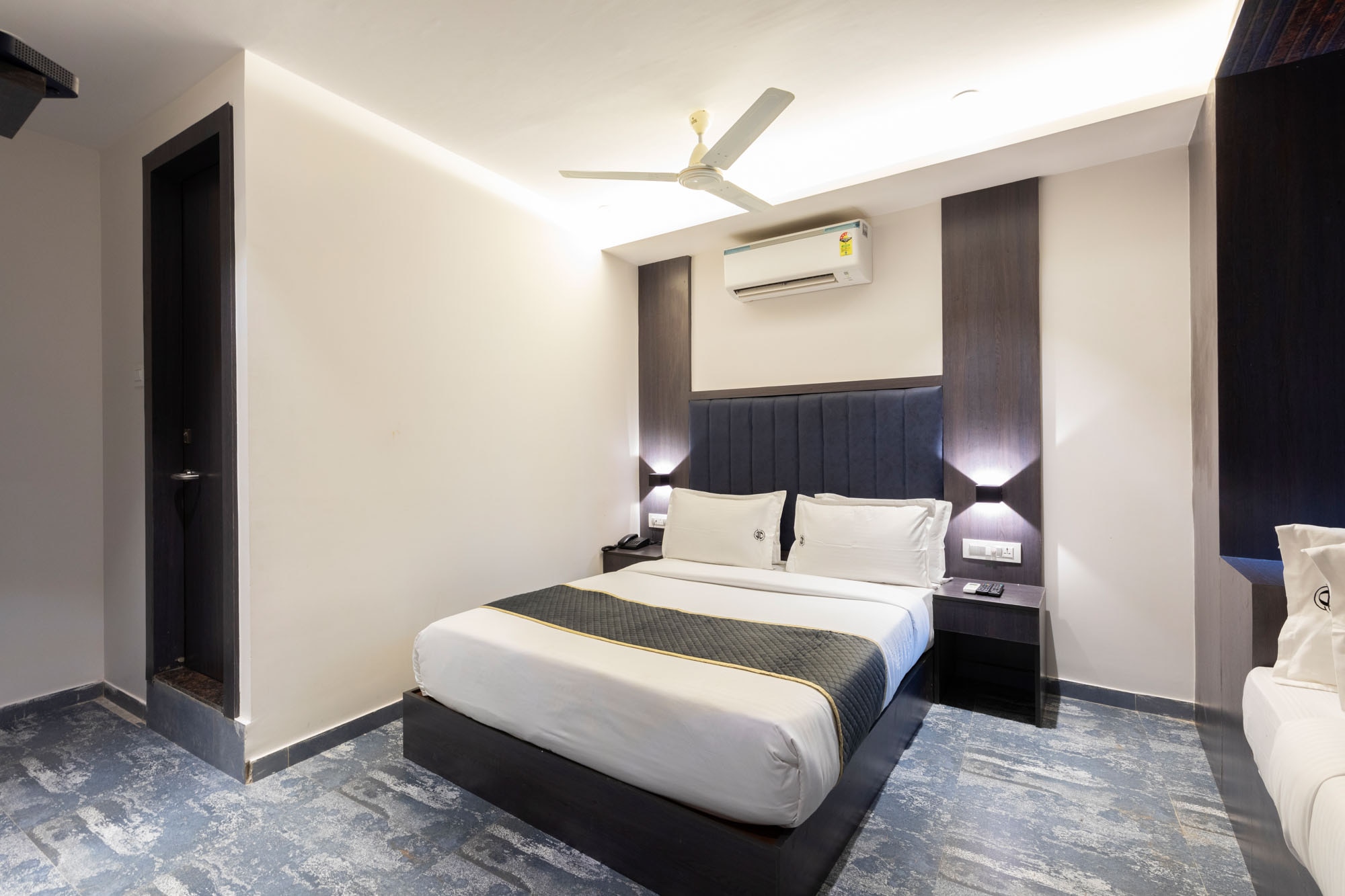 O Rooms (Closed to Mumbai International Airport) - Tap to explore photos