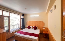 301 Holiday Moods Stay with Balcony Manali