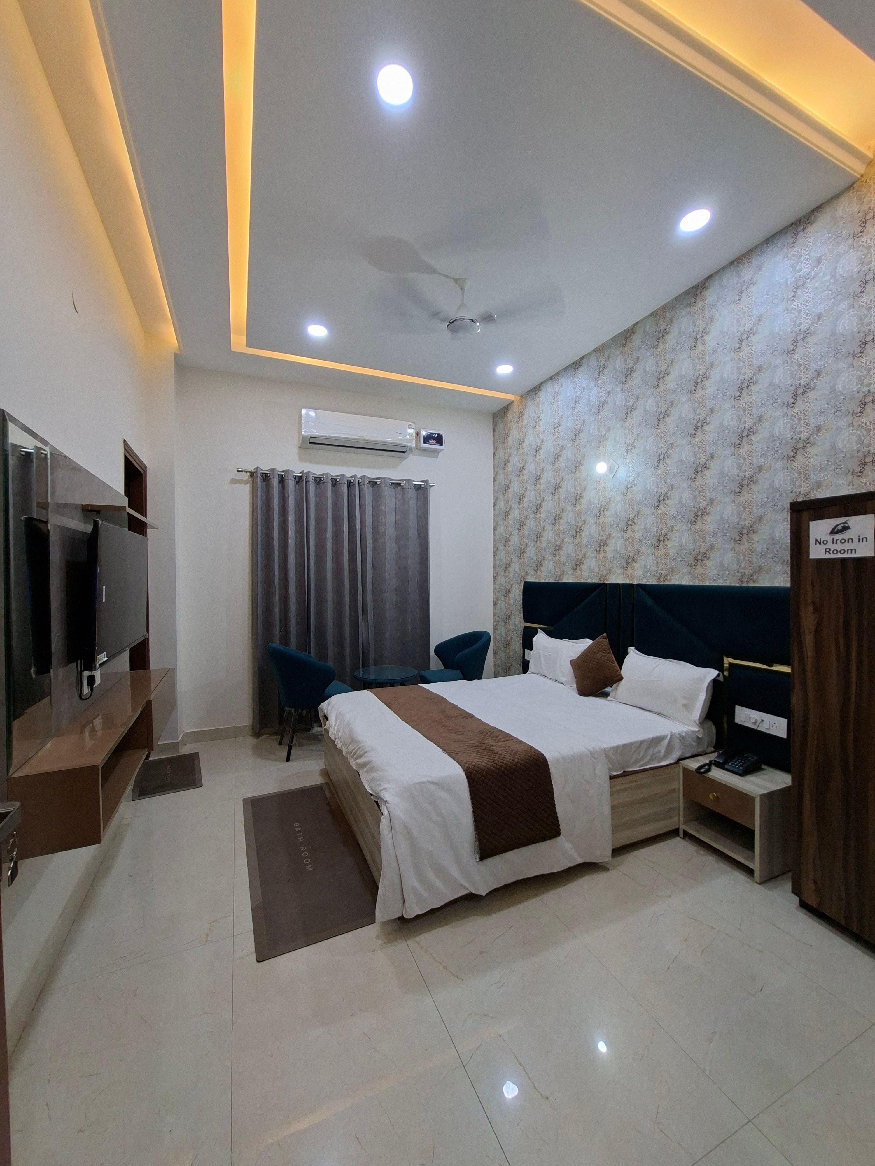 Hotel Crown Classic Villa - Tap to explore photos