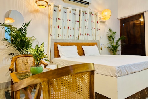 Vintage Banaras Stay | Spacious Room & Kitchen