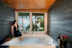 The Pelican - Cottage with private indoor Jacuzzi, Mussoorie