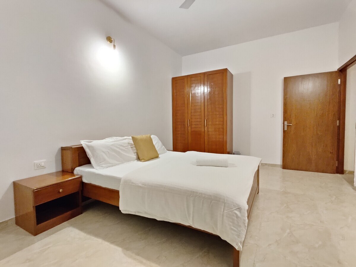 Classic Two Bedroom Sea View Space in Dona Paula (B 002) - Tap to explore photos