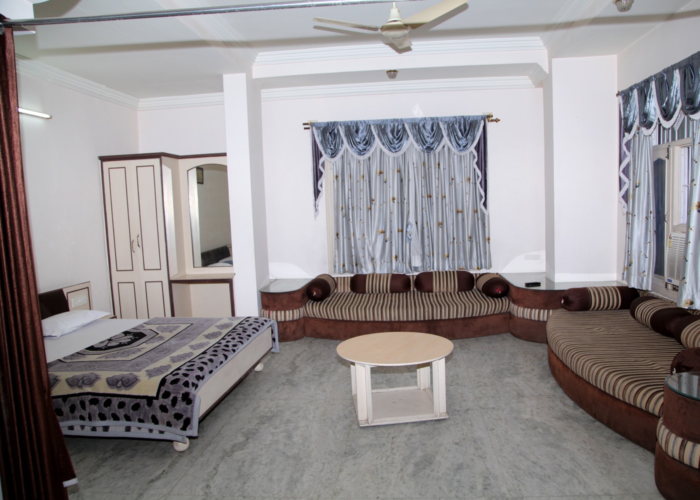 Haripriya Hotel - Tap to explore photos