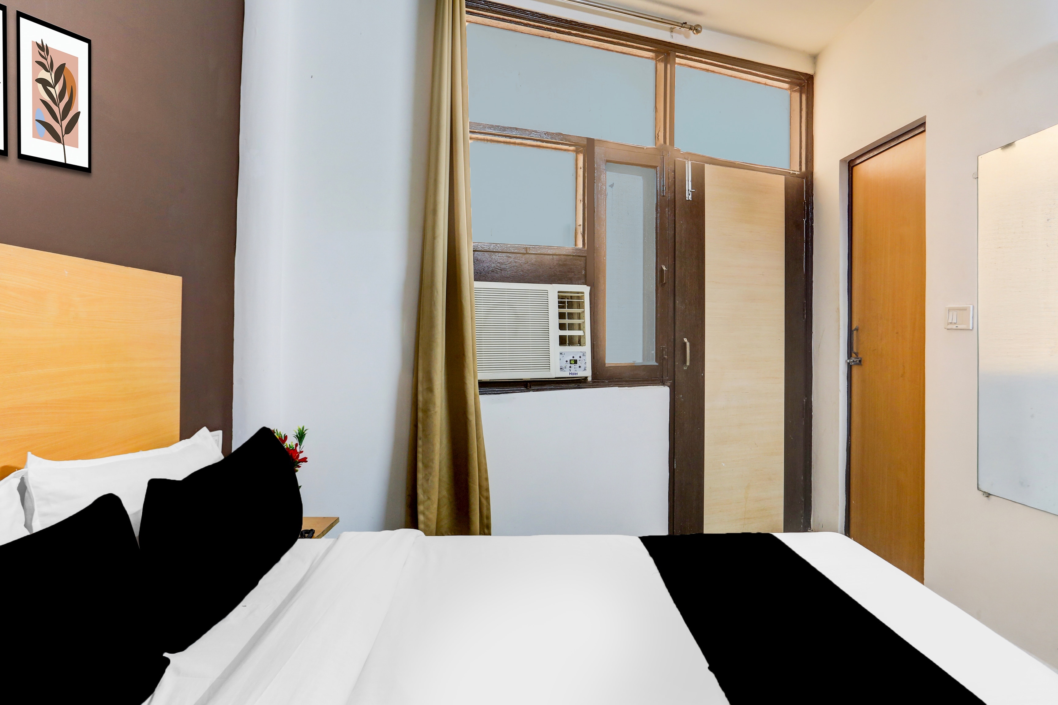 Super Hotel O East Punjabi Bagh Near Metro Station - Tap to explore photos