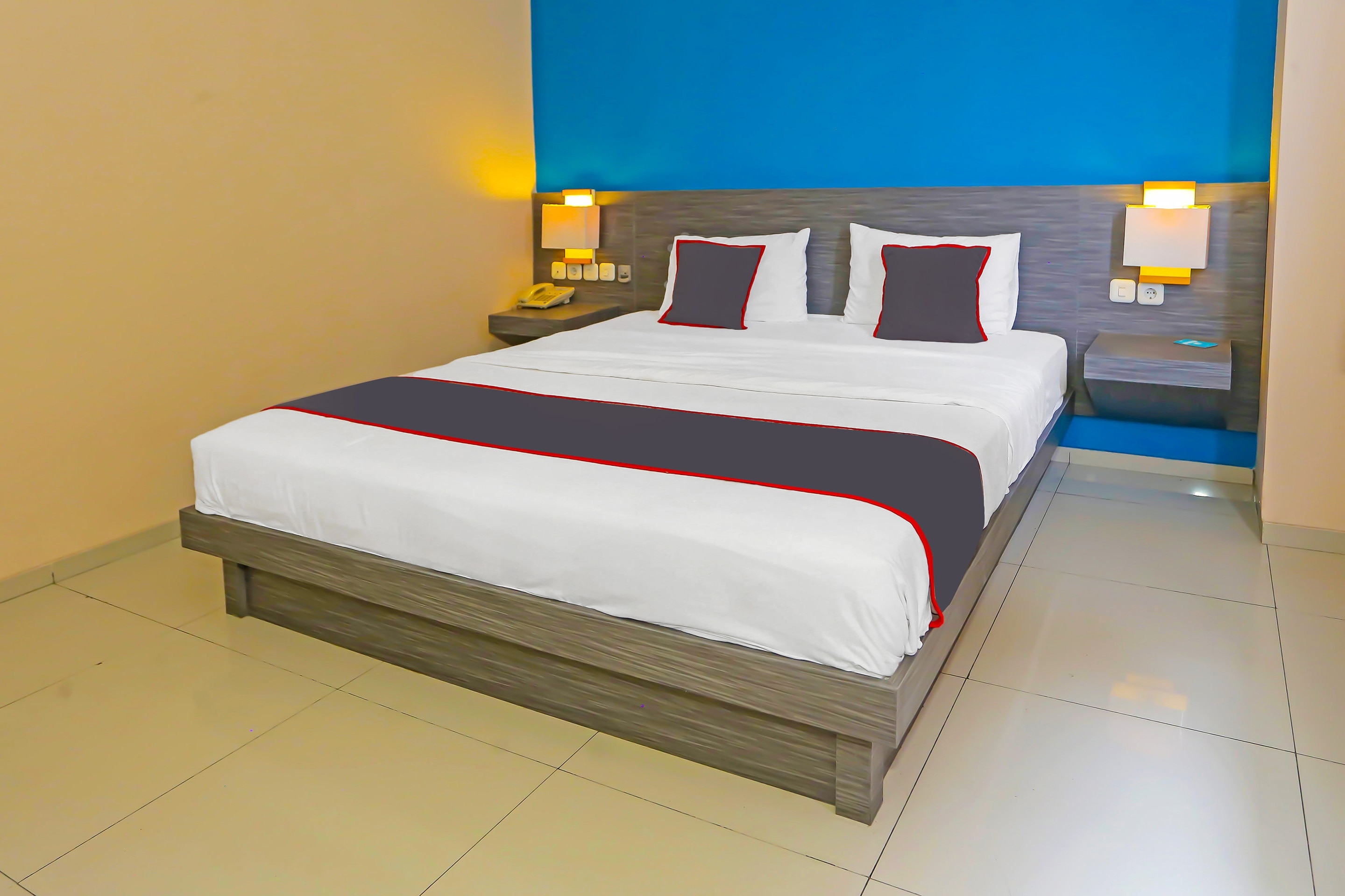 Super OYO Townhouse OAK Hotel Fiducia Serpong - Tap to explore photos