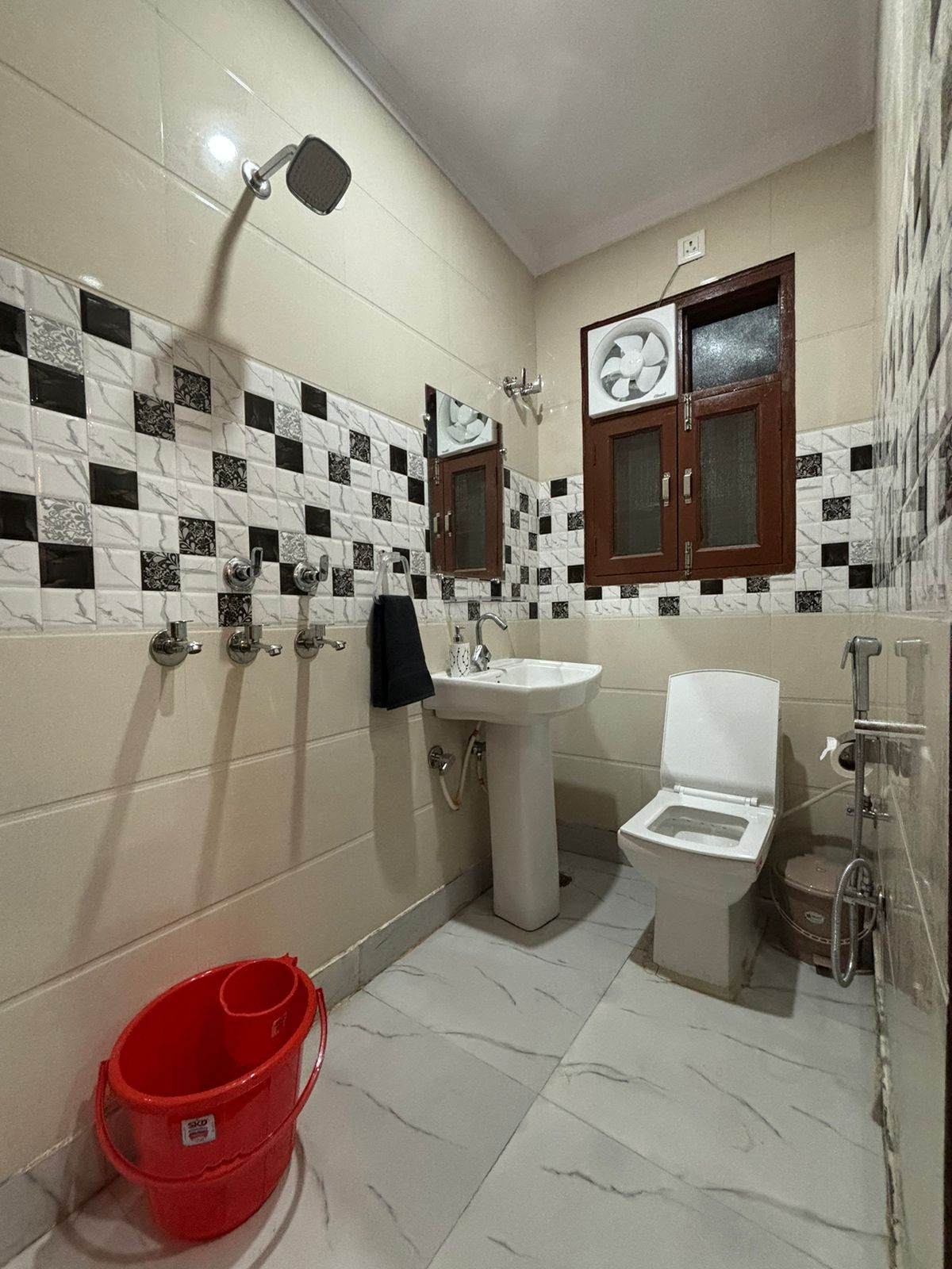 Thehrav Apartment at Kailash Puri - Tap to explore photos
