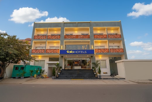 Fabhotel Pratham inn-1km from Gomti Nagar Railway Station