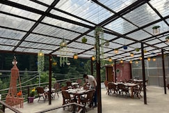 Green Woods Old Manali Hotel And Cafe, Manali