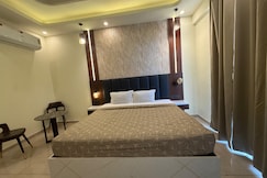 Lucknow loom by the crystal heaven, Lucknow