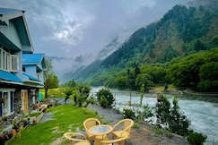 The Local Cottage- Entire 3BHK Riverfront Cottage, Sonmarg