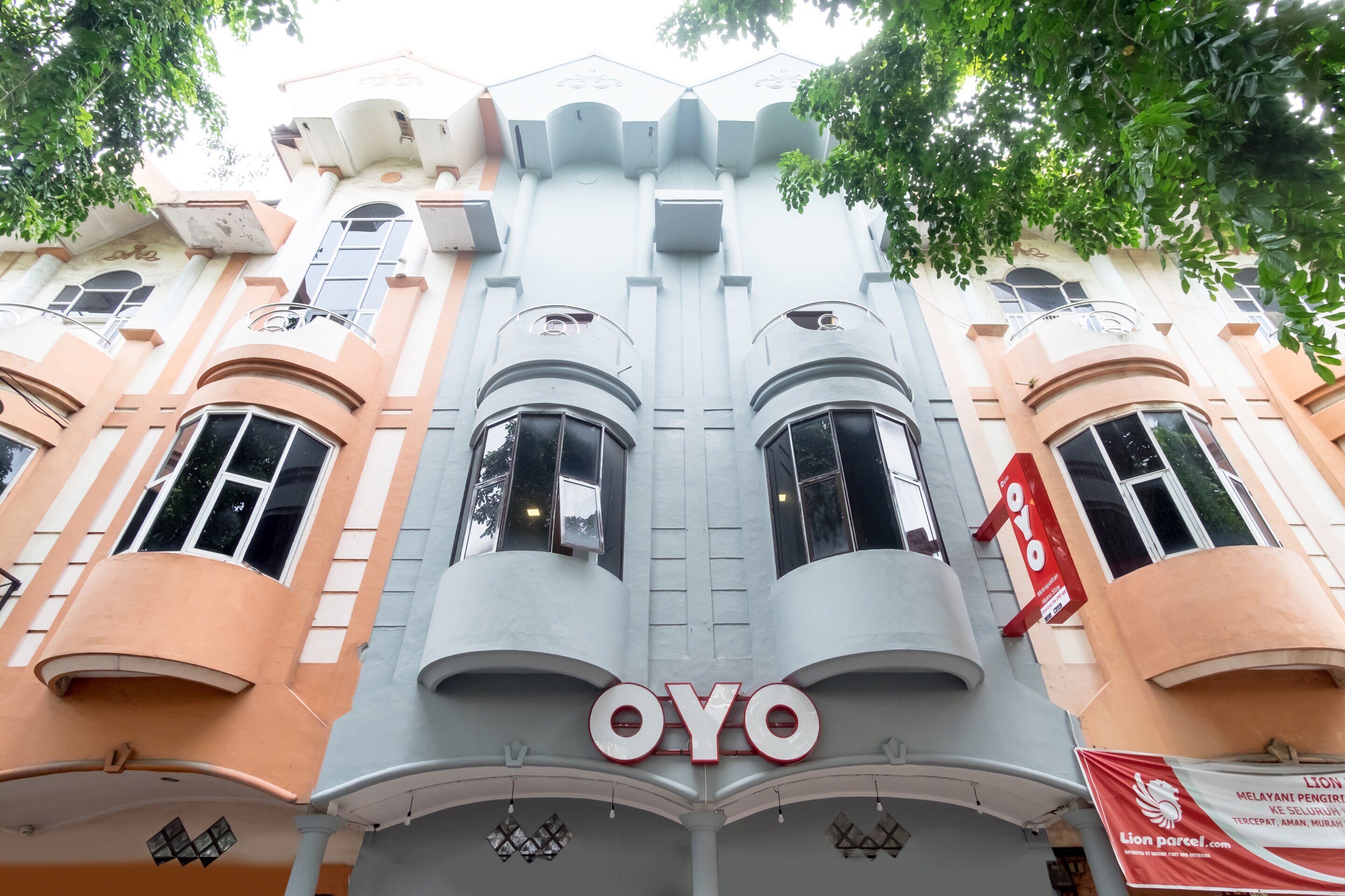 Hotel O Metropolitan Homestay Near Komplek Asia Megamas Medan - Tap to explore photos