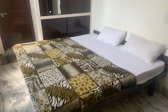 HOTEL WHITE APPLE, Udaipur