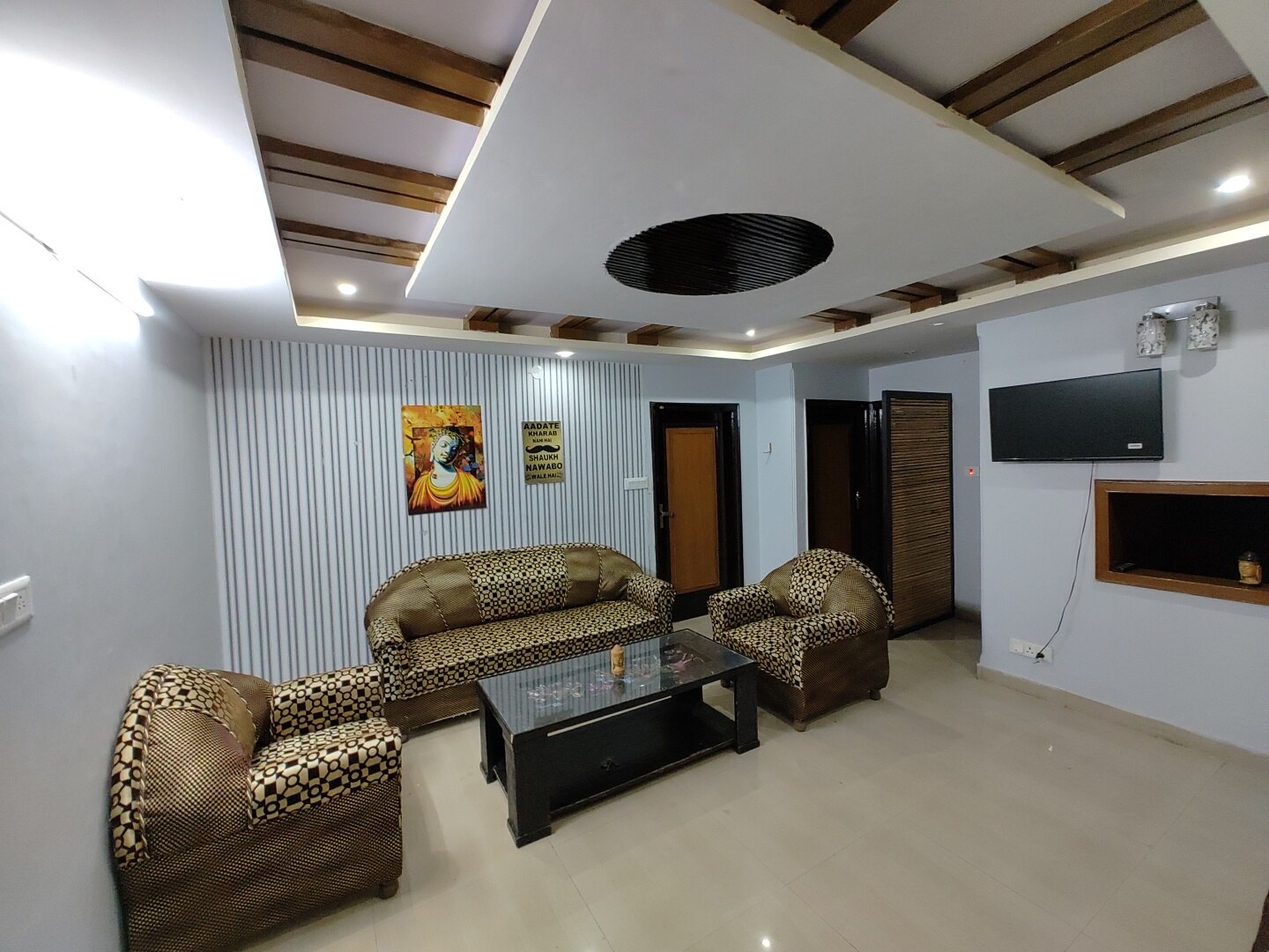 Cozy Inn Apartment 3bhk - Tap to explore photos