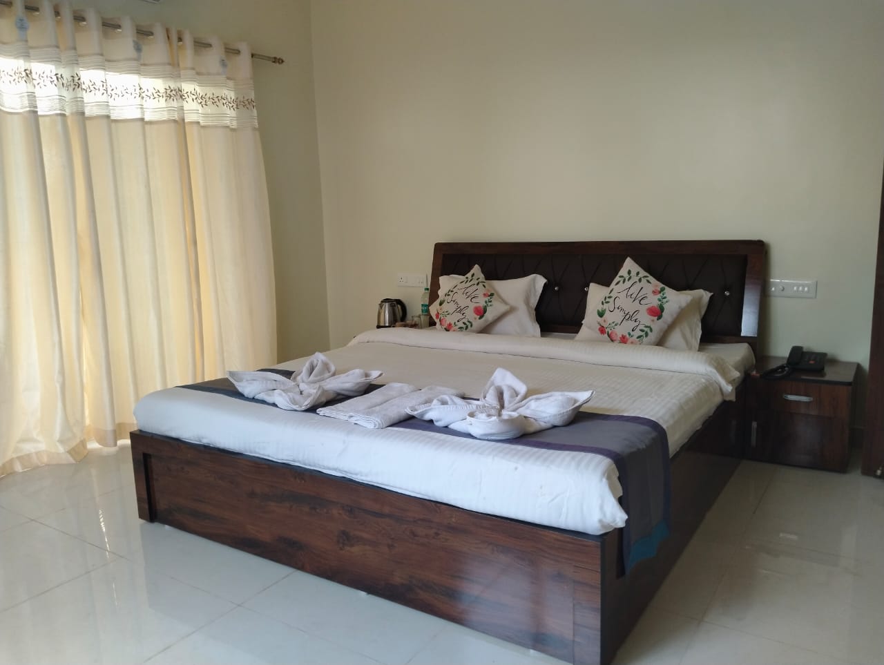 Silver Waves Hotels And Resorts Morjim - Tap to explore photos