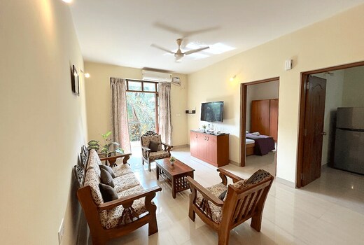 Spacious 2BHK Apartment with pool 5 mins to beach