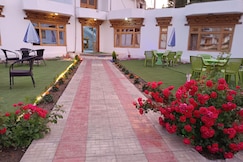 Kurja Garden | Rooms & Restaurent, Leh