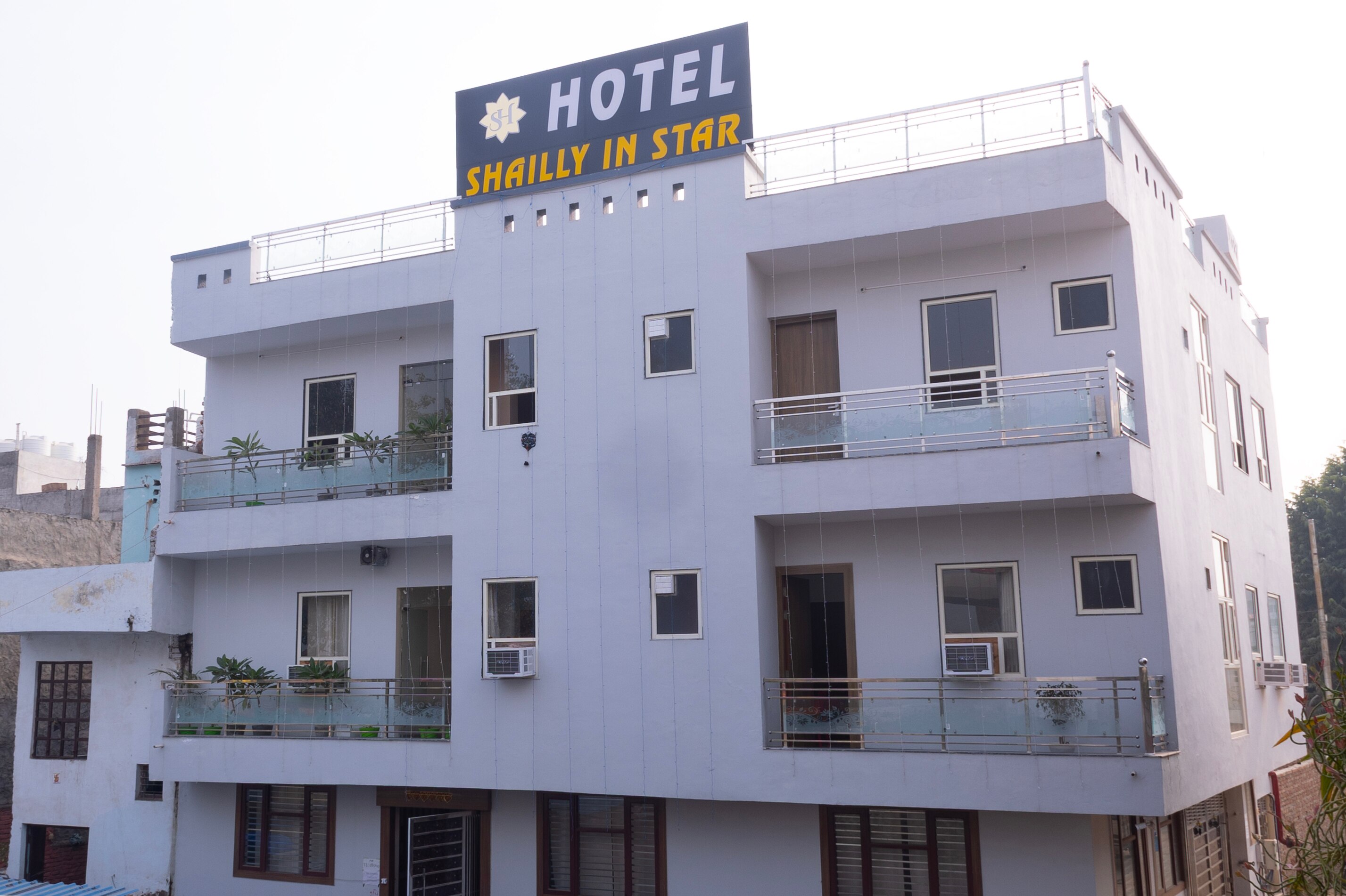 Hotel Shailly - Tap to explore photos
