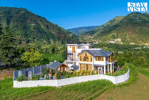 StayVista at The Oakridge W/ Jacuzzi