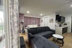 Luxury Airport Studio 500 mtr from Airport, Wadgaon