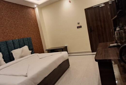 Hotel Madhuram, Ayodhya