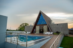 Prism Peak - Your Countryside | 5BR | By Homeyhuts, Hyderabad