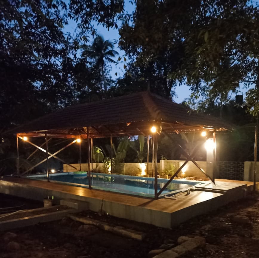Mace-Valley Swimming Pool Cottage - Tap to explore photos