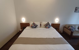 Pine : Room with Balcony