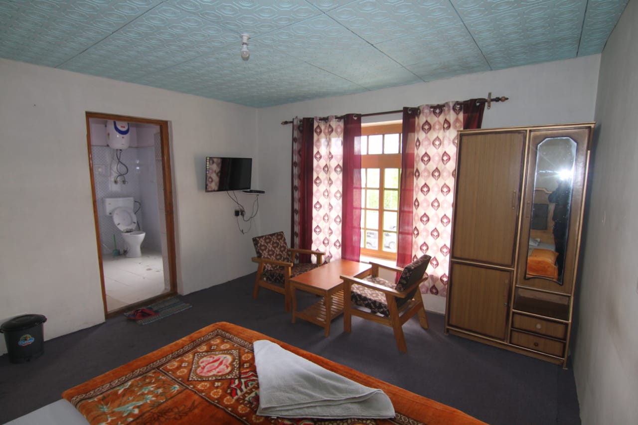 Hotel Galuma - Tap to explore photos