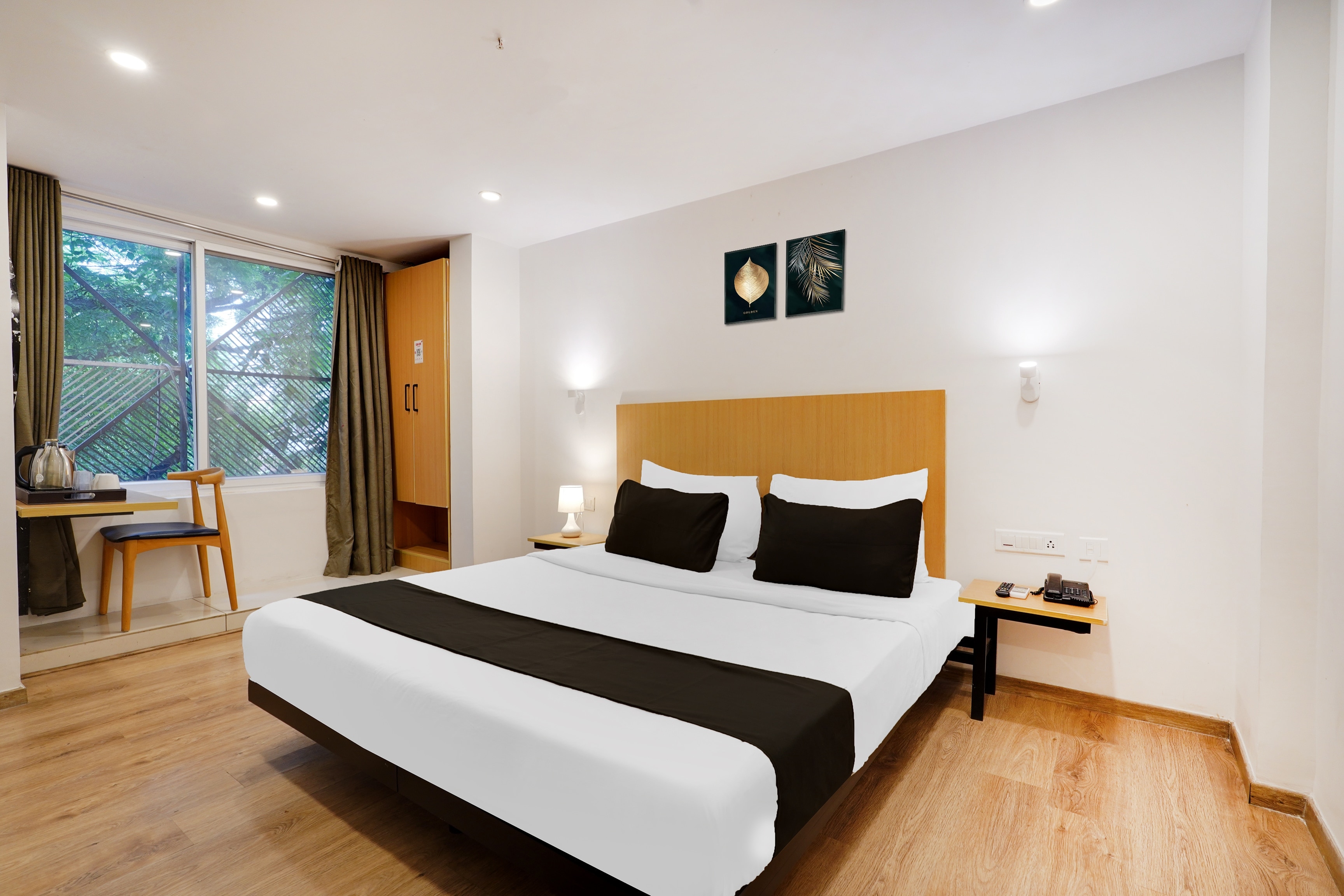 Super Townhouse Oak Indiranagar - Tap to explore photos