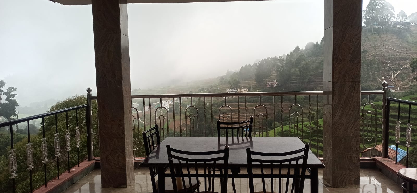 FLGHR Temple Mountain View Home Stay - Tap to explore photos