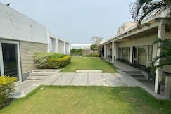 Stunning Couple Studio With Open Bathtub Xanadu, Kolkata