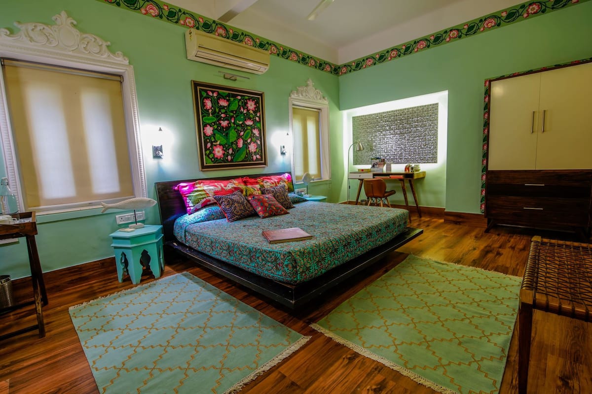 ARTIST'S MANSION IN THE PINK CITY - Tap to explore photos