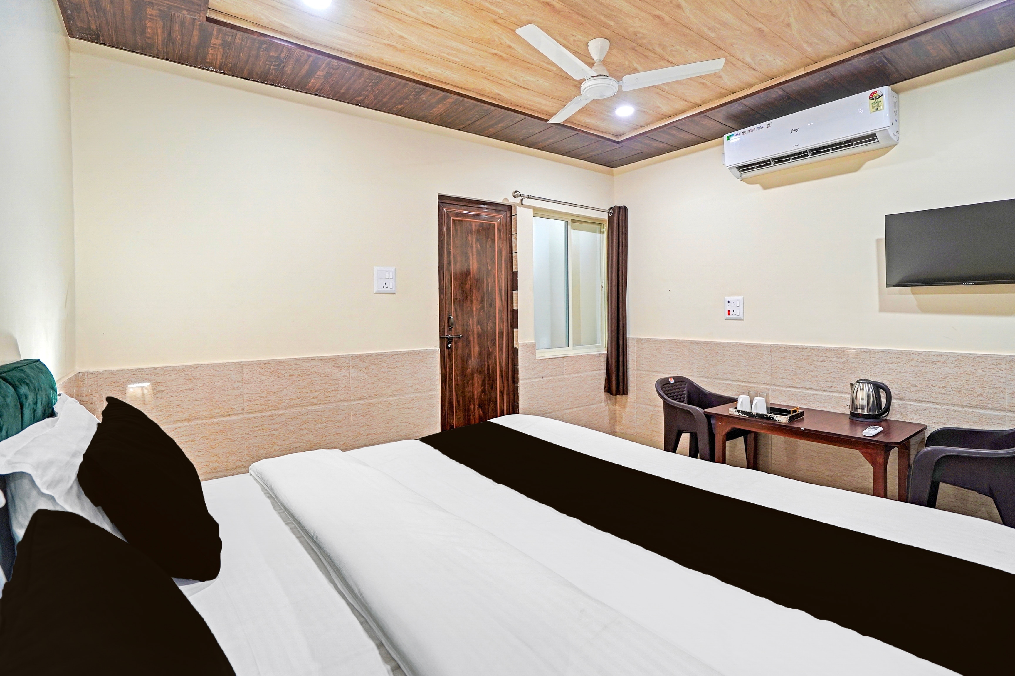Super Hotel O Varanasi Banaras Junction Formerly Girija Palace - Tap to explore photos