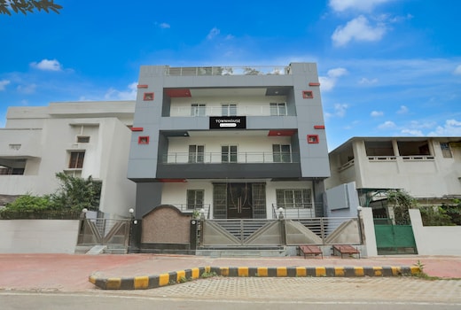 Super Townhouse Mumfordganj Fountain Crossing Formerly APS Inn