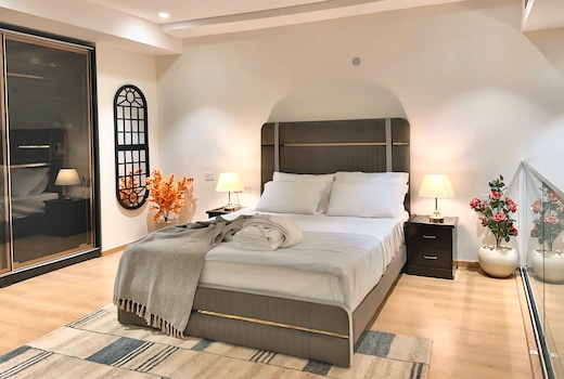Bridgerton Autumn Luxury Duplex with Balcony
