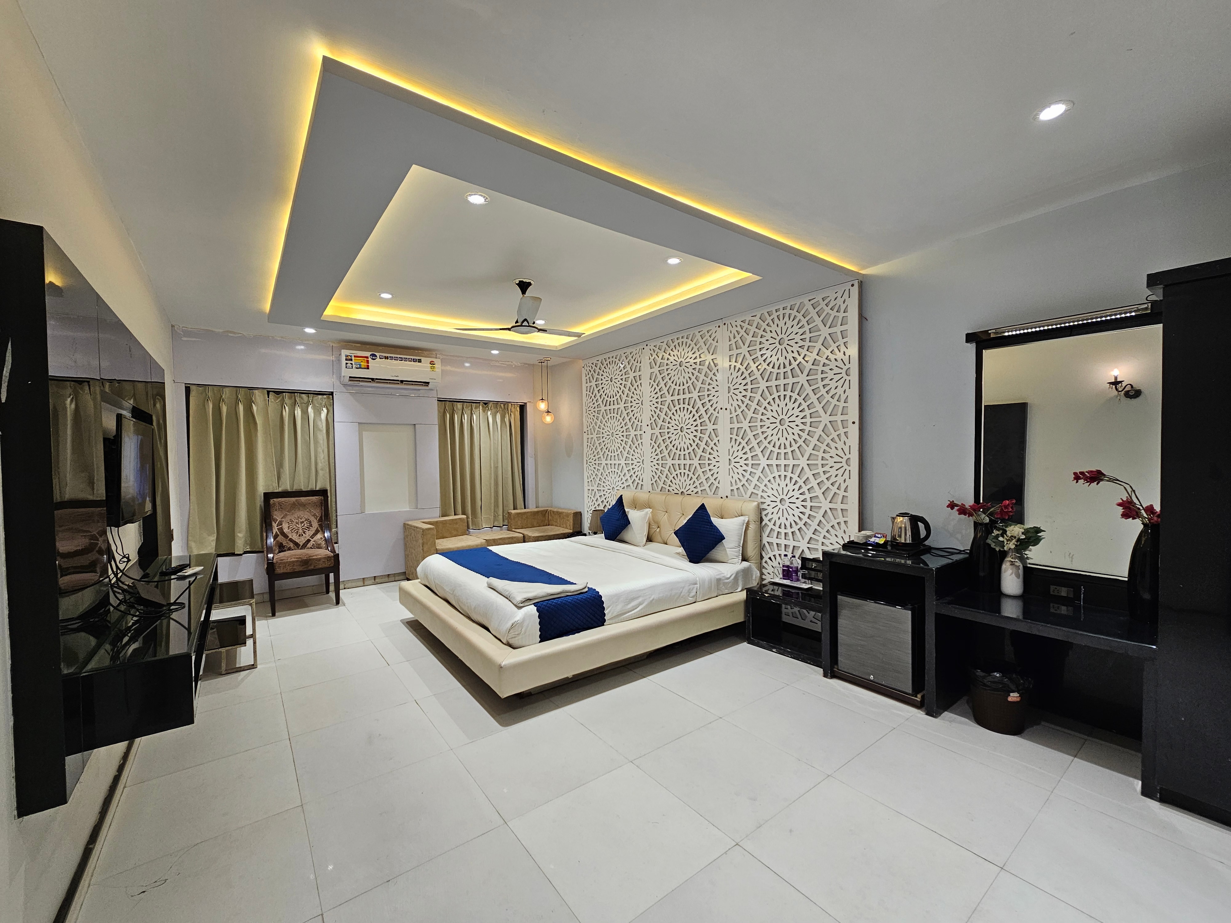 Hotel MK Vivanta - Tap to explore photos