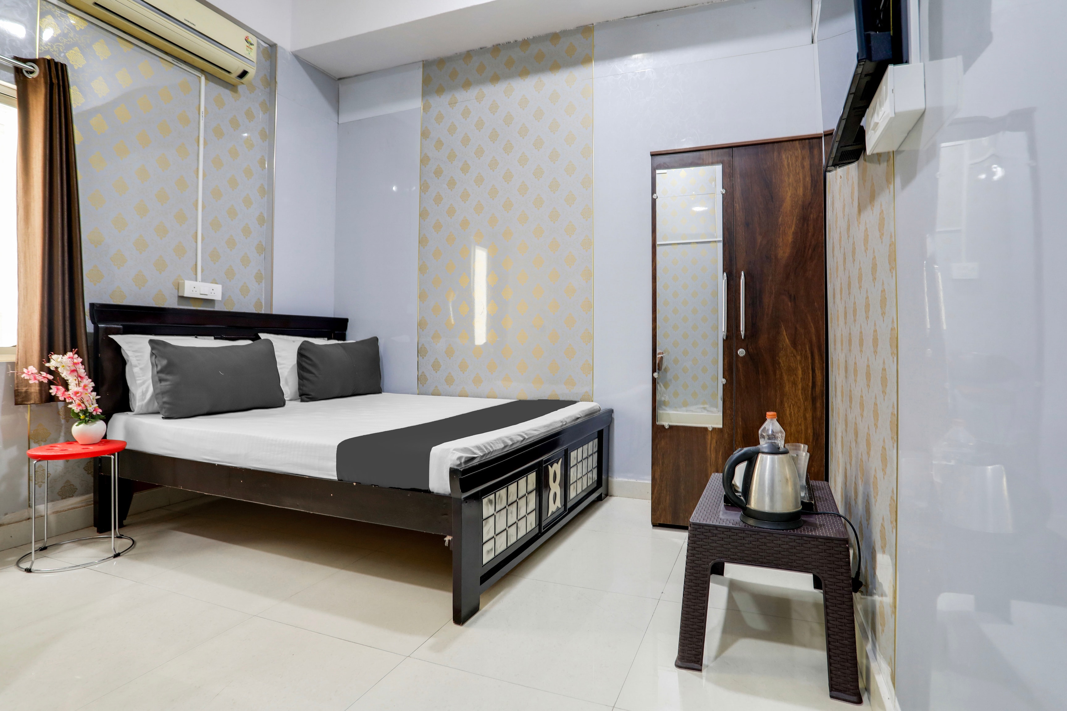 Super Hotel O Veduka Banquets & Luxury Rooms - Tap to explore photos