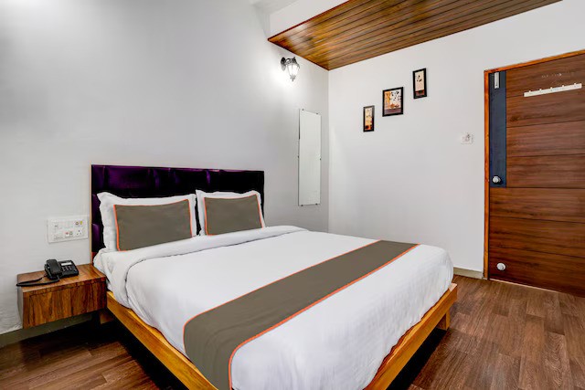 The Hotel Silk For Couples and Business Travelers - Tap to explore photos