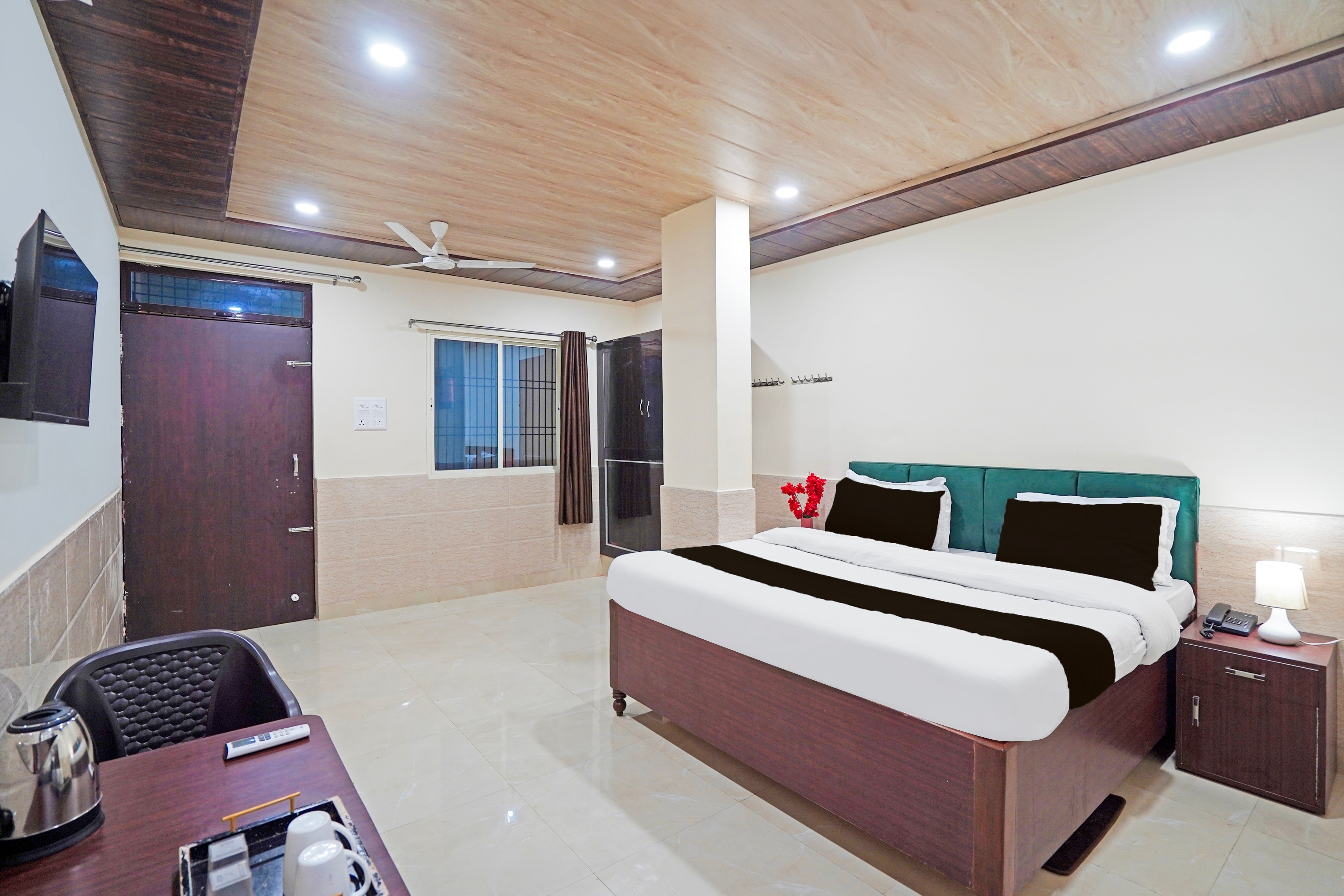 Super Hotel O Varanasi Banaras Junction Formerly Girija Palace - Tap to explore photos