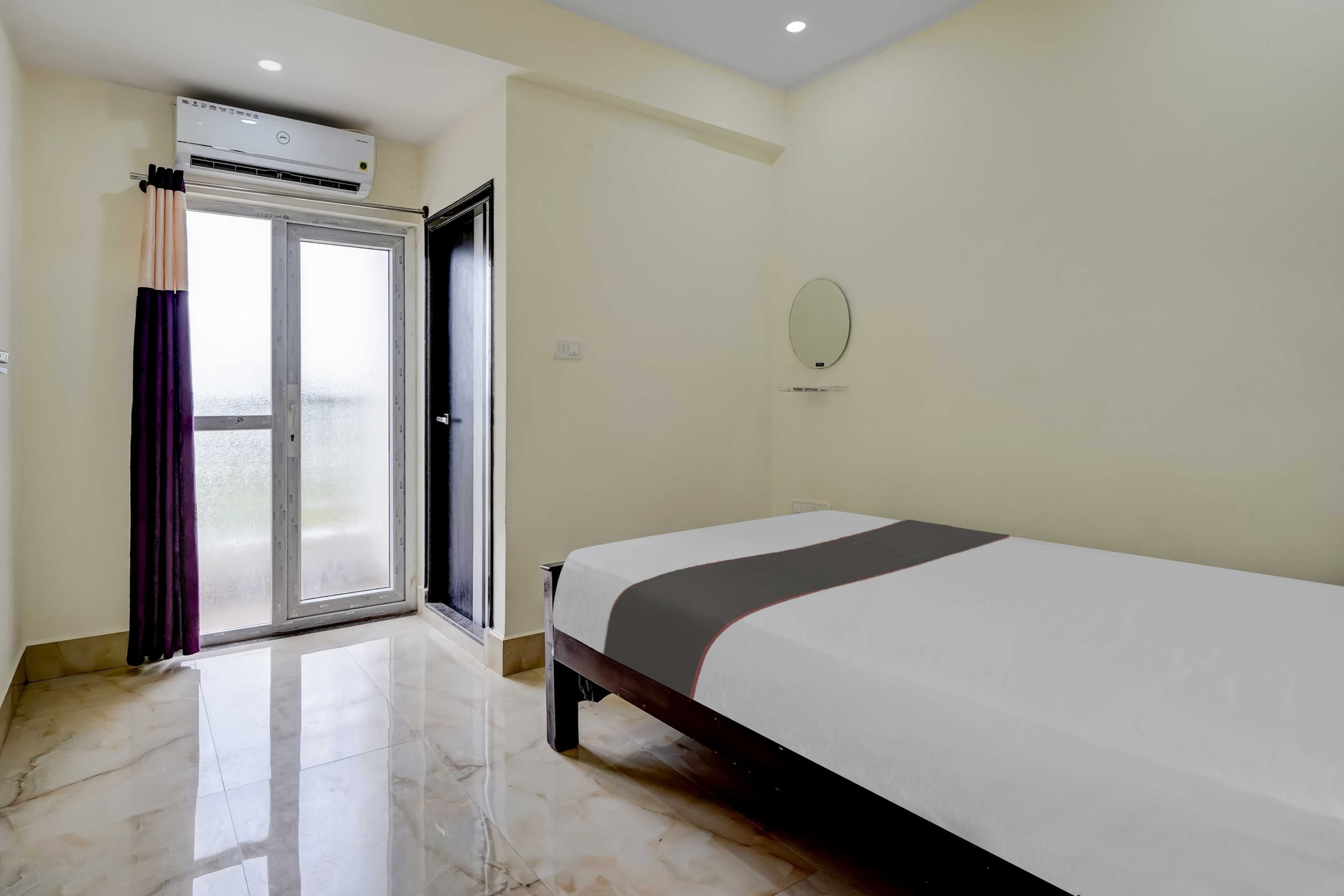 Collection O Emara Inn Near Ascendas Park Square Mall - Tap to explore photos