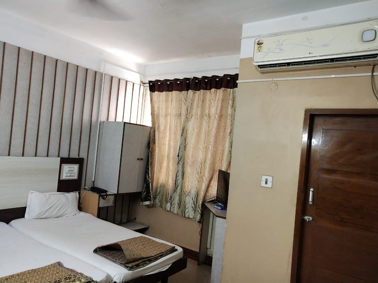 i-ROOMZ Hotel Abhiman - Tap to explore photos