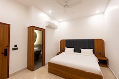Konnect Inn POD | Near IGI Airport & Opposite NDLS, Delhi