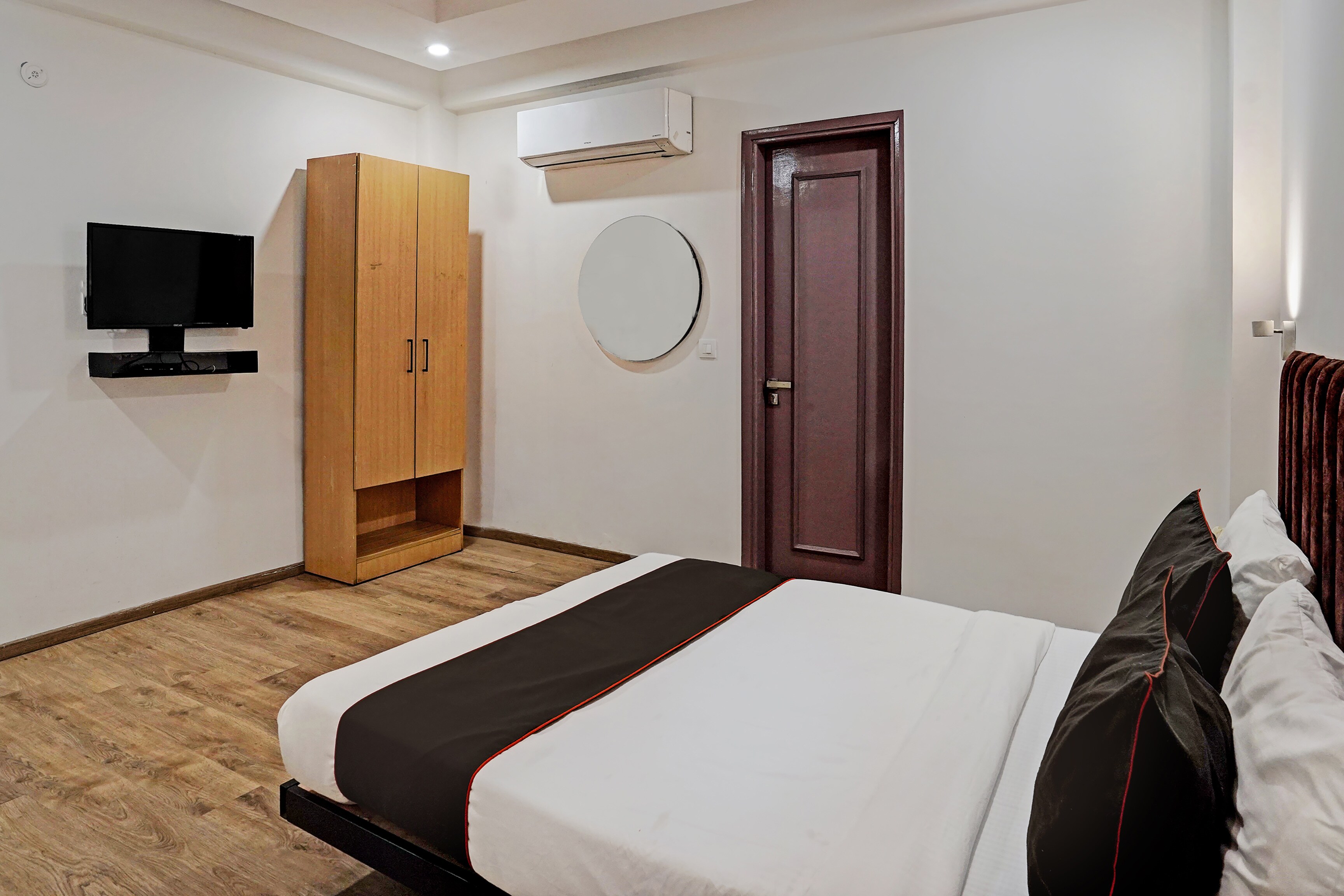 Super Townhouse Sector 57 Near Bestech Central Square Mall - Tap to explore photos