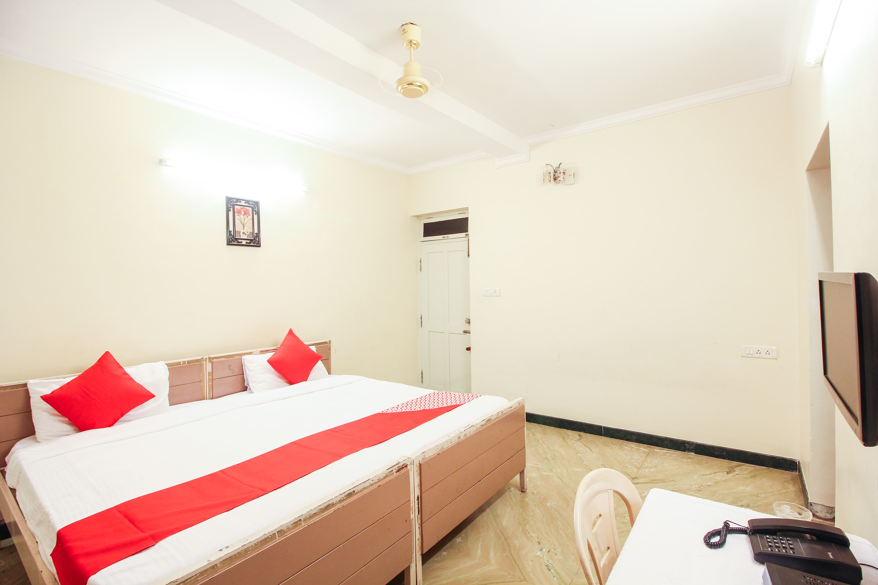 OYO 14552 Kingston Residency - Tap to explore photos