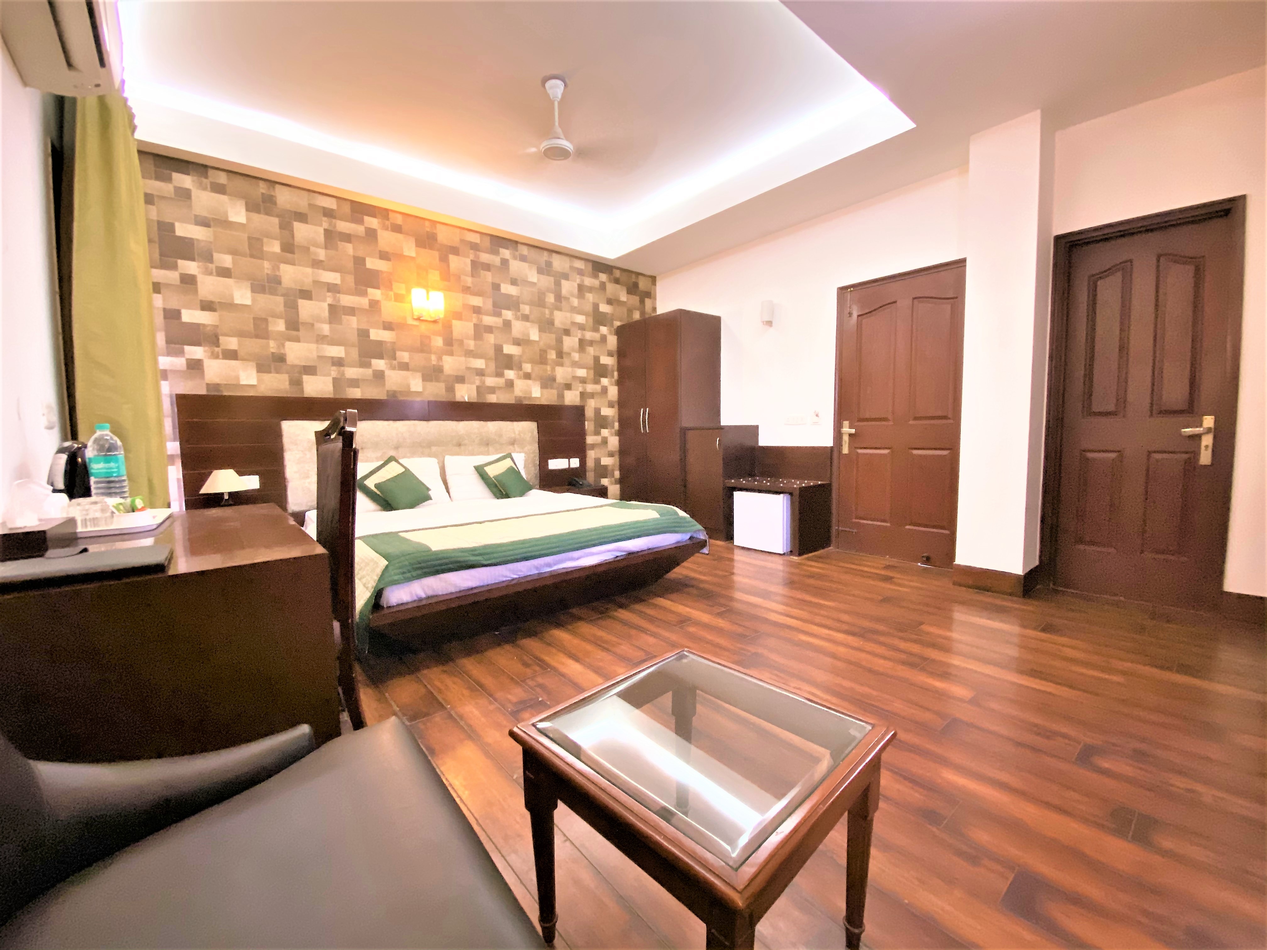 Hotel Tavisha Villa Golf Course Road - Tap to explore photos
